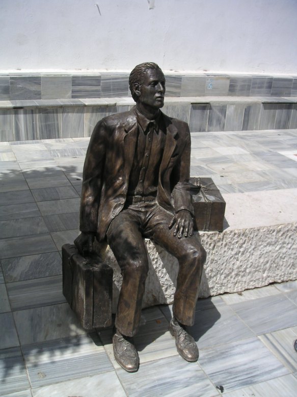 Estatua_de_tocón_dedicada_al_emigrante.jpg